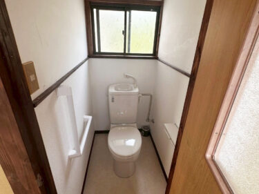 【玖珠町】トイレ交換と壁のクロス仕上げで、快適で清潔な空間へリフォーム