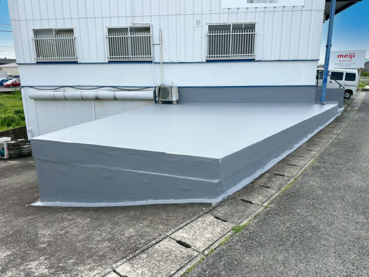 施工後写真：防水工事｜倉庫外周のひび割れを補修し雨漏りの不安を解消