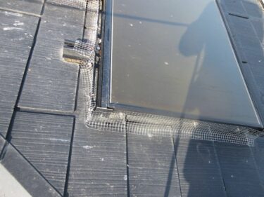 太陽光パネル防鳥ネット工事｜鳥の侵入を防ぐ対策とあわせてキッチン収納棚のお悩みを解決
