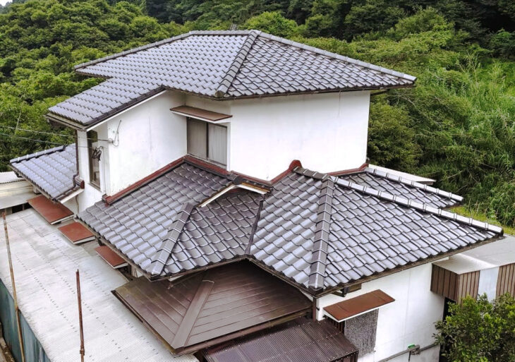 傷んだ下地から補修し、下屋根を石州瓦で葺き替え